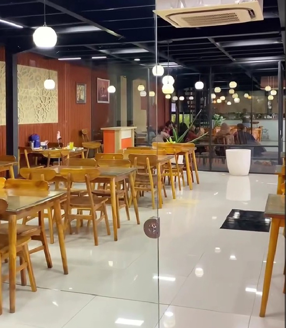 Gedung acara pesta keluarga di Terminal IKan Seafood